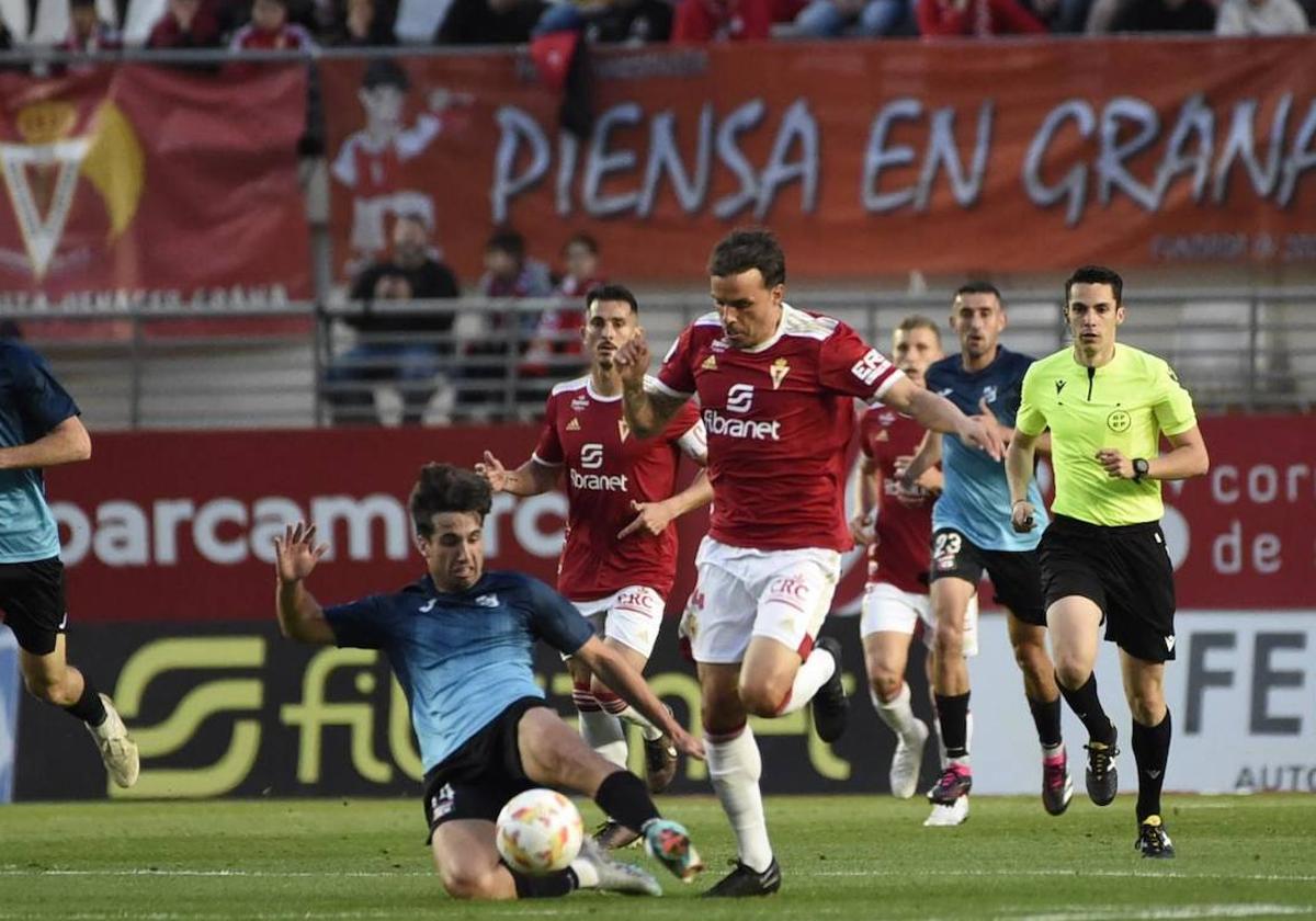 Un momento del partido entre el Real Murcia y La Nucía este sábado.