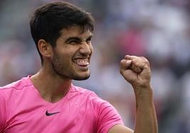Carlos Alcaraz celebra con el puño en alto en su partido contra Sinner.