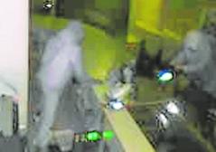 A golpes con un marro en una confitería de la pedanía de Alquerías