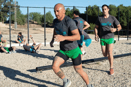 Vehículos blindados realizan una práctica de conducción por la base.