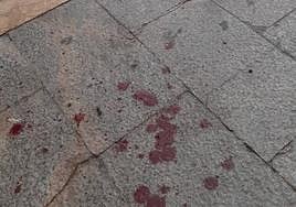 Restos de sangre en la acera tras el impacto del patinete.