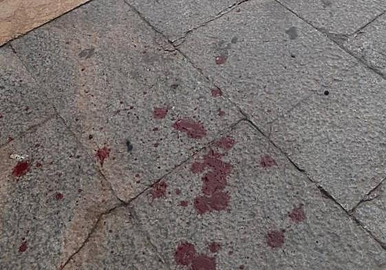 Restos de sangre en la acera tras el impacto del patinete.