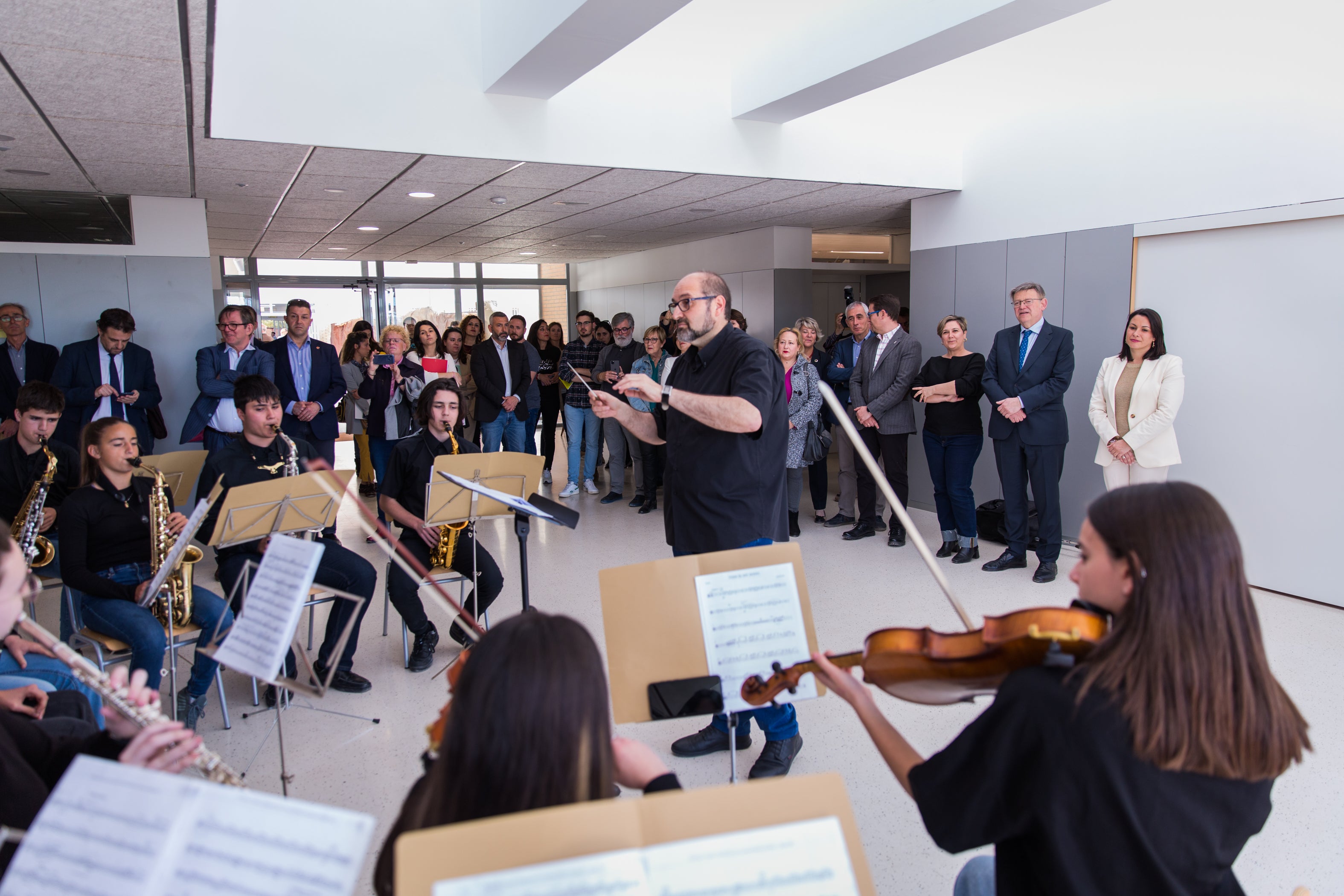 La orquesta del instituto interpreta para el president una canción de Abba.