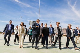 El president, Ximo Puig, visita las nuevas pistas deportivas del IES Thader de Orihuela.