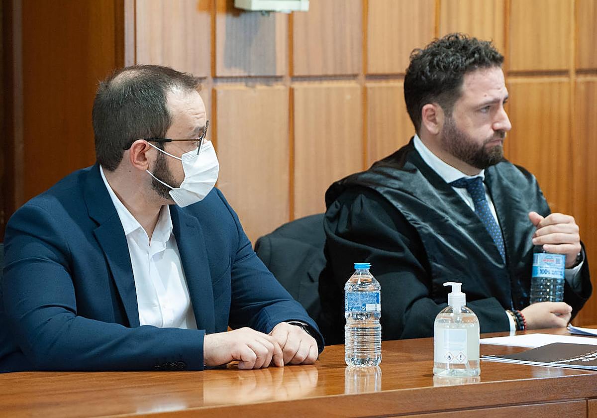 El procesado, Joaquín G.V., junto a su abogado defensor, Pablo Martínez.