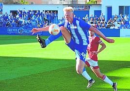Edmundsson controla un balón en el partido de ayer ante el Imperial.