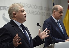 El delegado del Gobierno, con el director general de la Policía Nacional al fondo, en la rueda de prensa de este lunes.