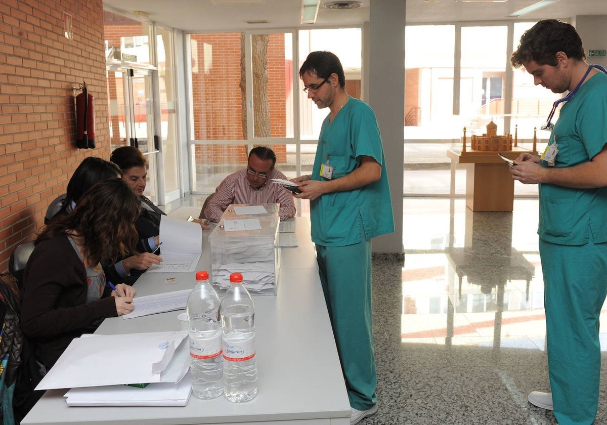 Sanitarios votando en las elecciones de 2019, en La Arrixaca.