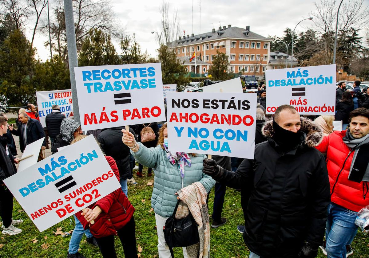 Varios regantes con pancartas en defensa del Trasvase, el pasado enero, frente al Palacio de la Moncloa.