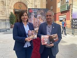 La concejala de Turismo, María García, y el presidente de la Junta Mayor de Cofradías, Pepe Sáez Sironi, con las nuevas guías.