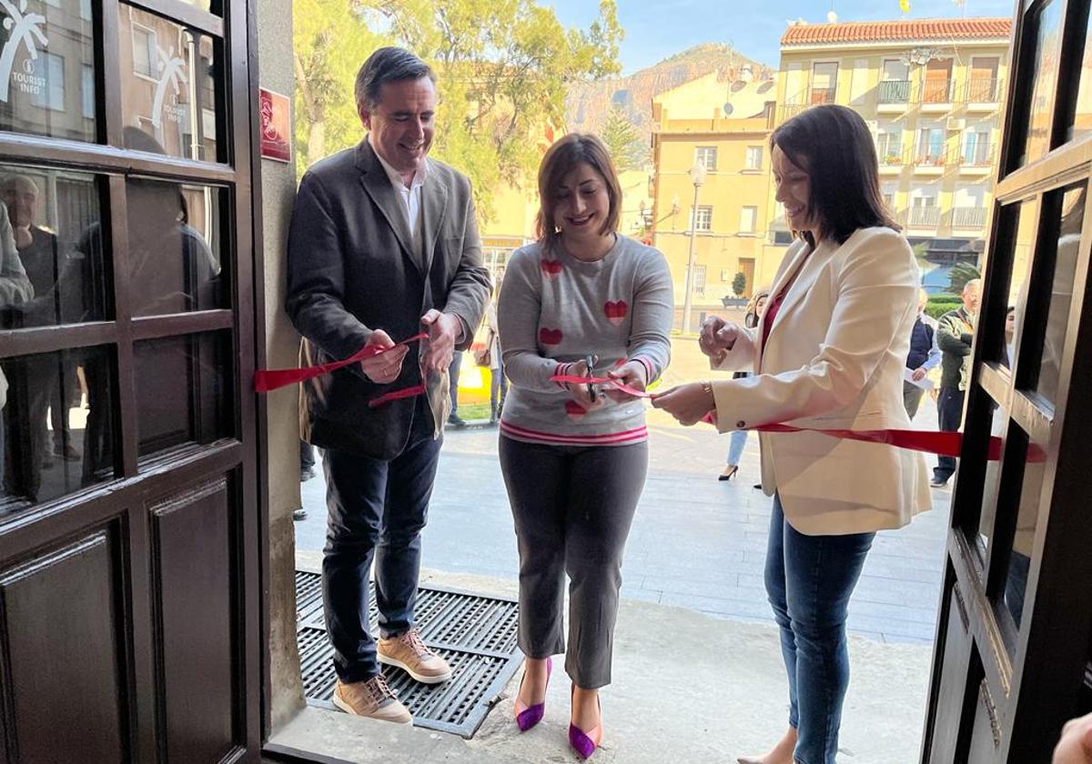 Corte de cinta por la inauguración de la nueva Oficina de Turismo en el Palacio Marqués de Arneva