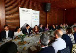 Anabel Díaz (centro), durante el almuerzo de trabajo celebrado este martes.