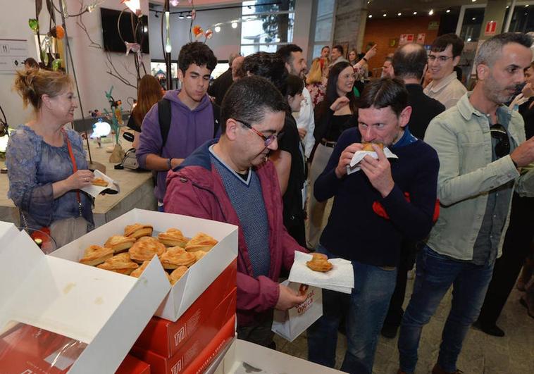 Degustación de pasteles de carne durante el acto.