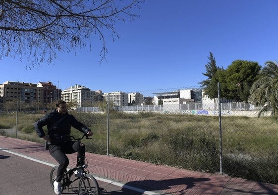 El solar de Assido se encuentra en la avenida Príncipe de Asturias, junto al aparcamiento disuasorio Atocha.