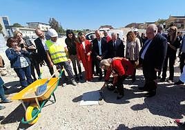 Acto de colocación de la primera piedra del edificio de viviendas residenciales tuteladas.
