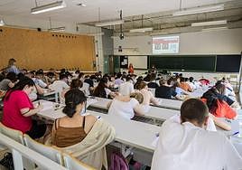 Alumnos realizan el examen de Ebau, en una imagen de archivo.