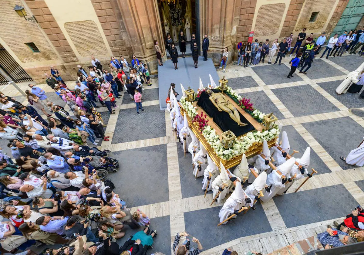 Sábado Santo 2023 en Sevilla: horario e itinerario de las procesiones de Semana  Santa