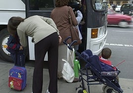 Familias utilizando el servicio de transporte escolar, en una imagen de archivo.