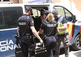 Varios agentes durante una operación policial.