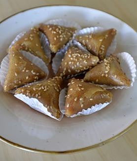 Imagen secundaria 2 - Rghayef o empanadillas cuadradas con una aceituna negra en el centro. Tajín de kefta o albóndigas. Briwat de almendras.