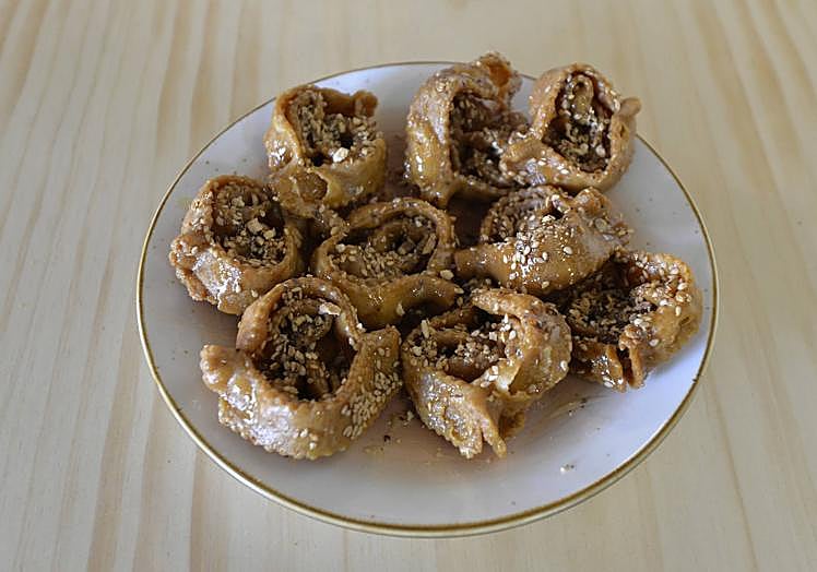 Imagen principal - Chabakiya con sésamo. Cruasán con fideos chinos y pollo. Msamen en versión salada, con con trocitos de carne picada.