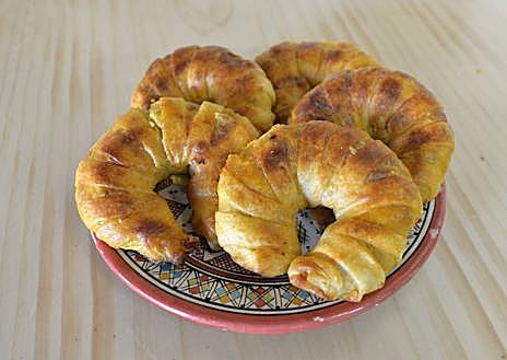 Imagen secundaria 1 - Chabakiya con sésamo. Cruasán con fideos chinos y pollo. Msamen en versión salada, con con trocitos de carne picada.