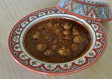 Imagen secundaria 1 - Rghayef o empanadillas cuadradas con una aceituna negra en el centro. Tajín de kefta o albóndigas. Briwat de almendras.
