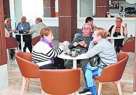 Clientes del programa vacacional del Imserso, en el hotel Delfines, en La Manga.