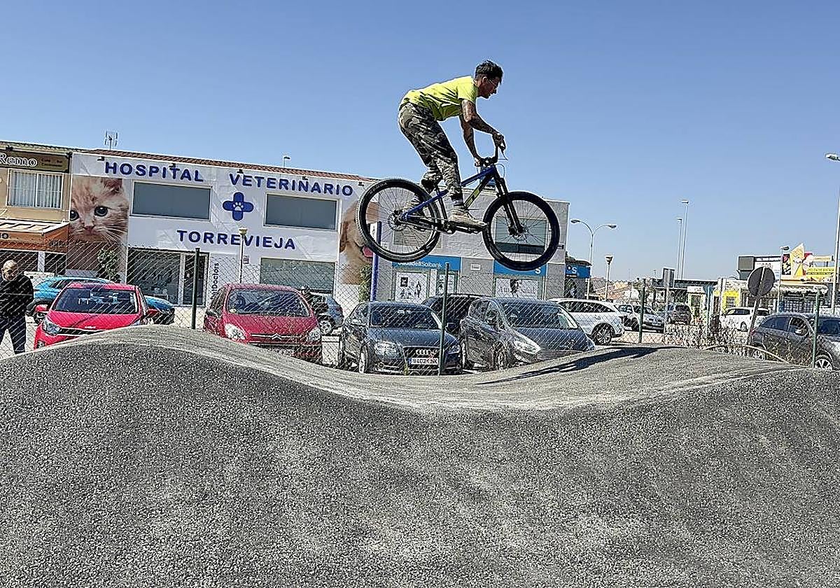 Un ciclista prueba la recién construida pista de 'pump track'.