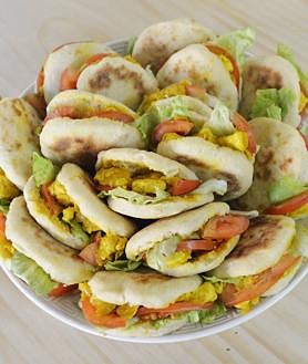 Imagen secundaria 2 - Una cucharada de la sopa harira recién elaborada. Cuscús con carne de ternera, garbanzos y verduras. Batbout o pan bao con pollo al curry, lechuga y tomate fresco.