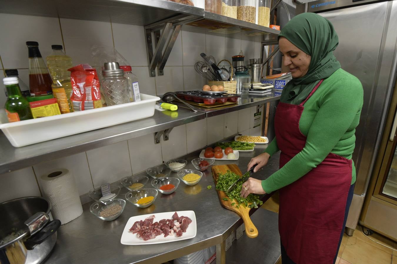 La chef Karima Belamrissi, preparando la sopa de Ramadán en la cocina de Al Baraka, en San Andrés.