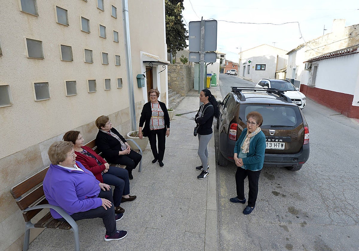Un grupo de vecinos de Canara, una de las pedanías que se beneficiará del nuevo servicio, charlan, ayer, en la calle.