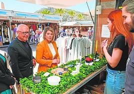 La alcaldesa Noelia Arroyo y el edil Manuel Padín observan productos de CBD en el puerto.