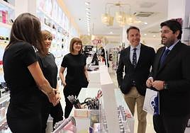 López Miras, junto al presidente del PP lorquino, Fulgencio Gil, en un comercio de la ciudad este viernes.