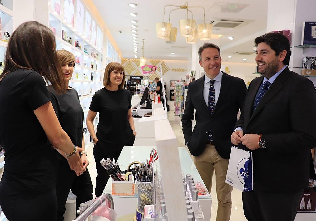 López Miras, junto al presidente del PP lorquino, Fulgencio Gil, en un comercio de la ciudad este viernes.