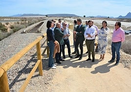 El consejero Ortuño (centro) charla con el alcalde (2º izq.), durante su visita a la vía verde, este viernes.
