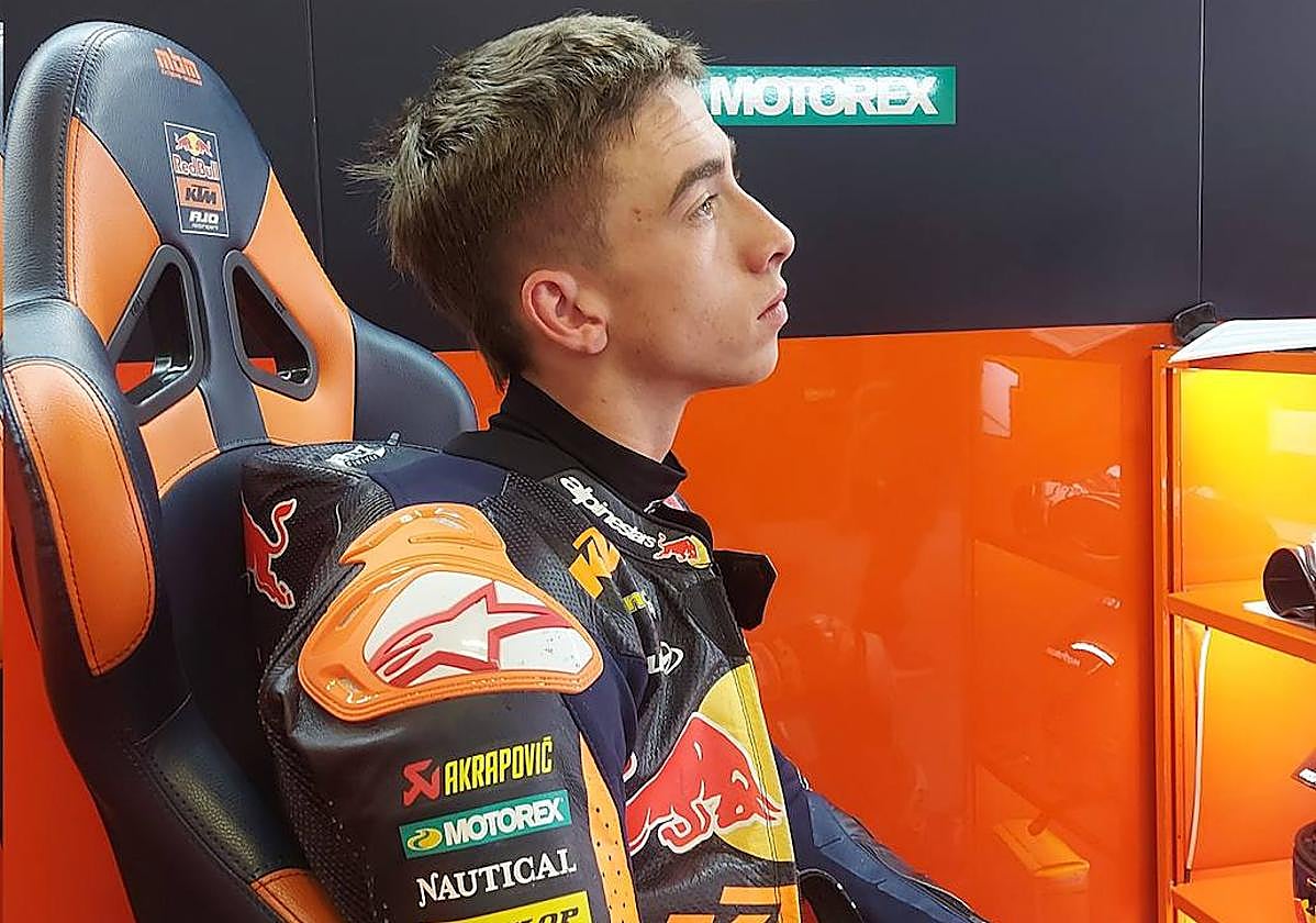 Pedro Acosta, en su box, en el circuito de Portimao.