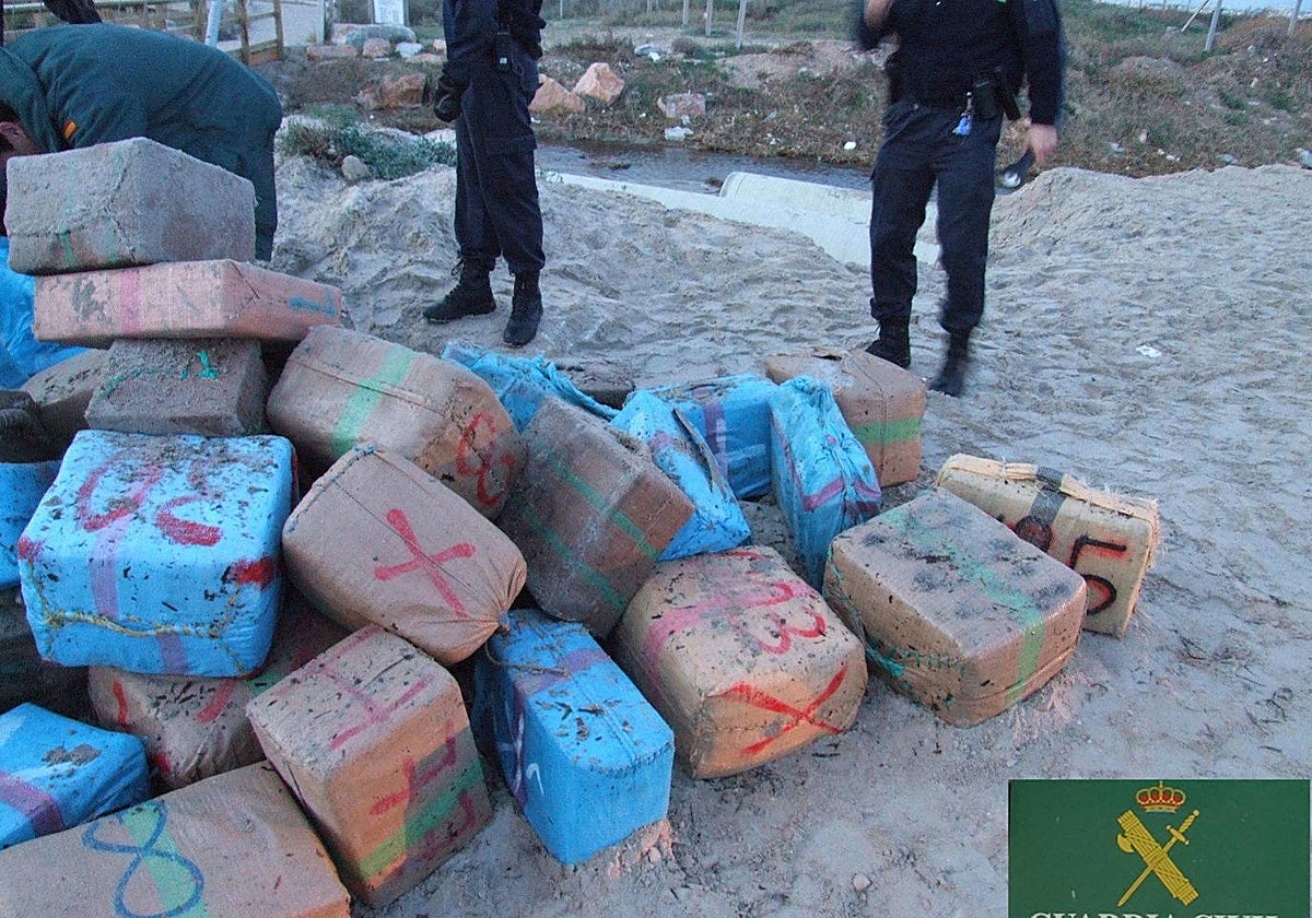 Imagen de archivo de un alijo de hachís incautado por la Guardia Civil.