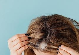 Imagen de archivo de una mujer mostrando sus canas.