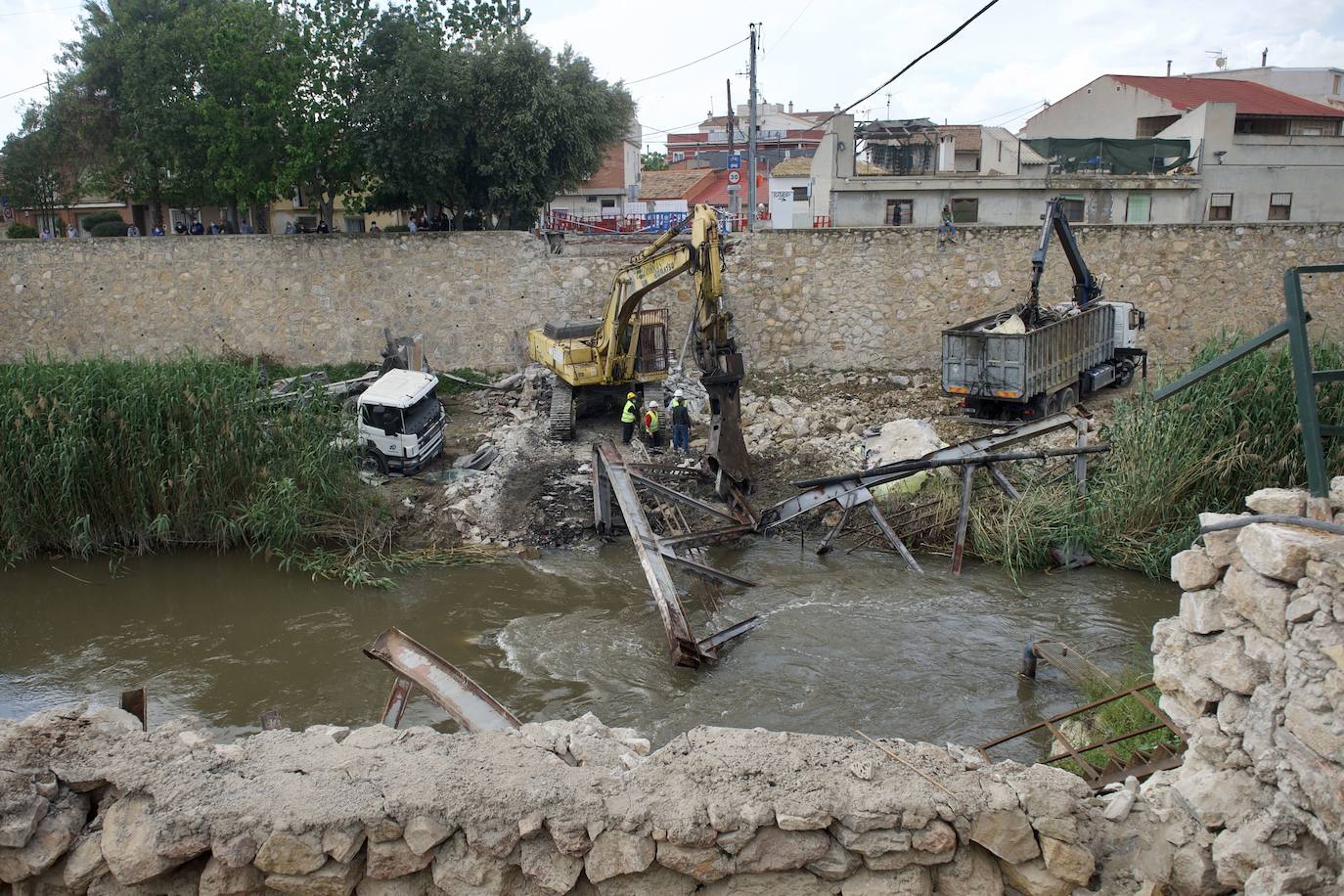 Retirada de los restos del puente tras su derrumbe.