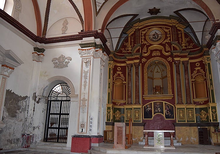 Interior de la iglesia, donde se aprecian los desconchones por la humedad.