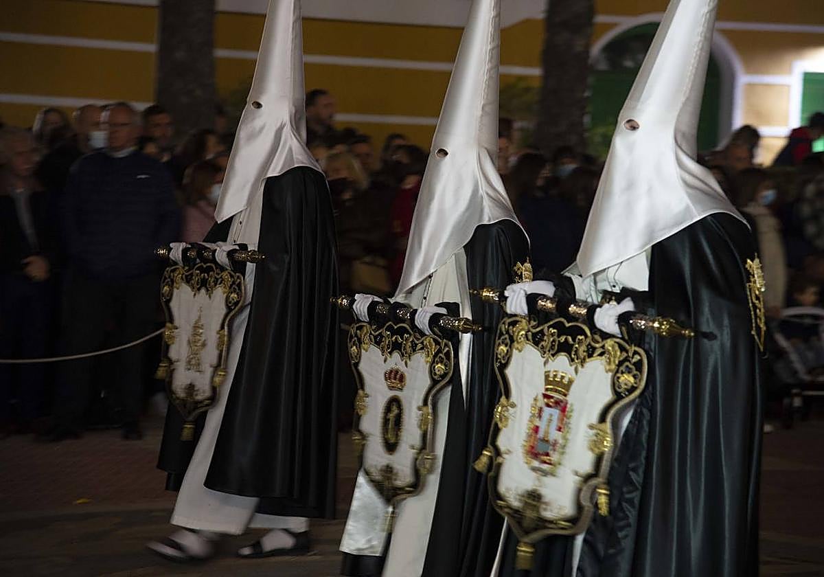 Procesión del traslado la Agrupación de San Pedro Apóstol de Martes Santo en Cartagena, en 2022.