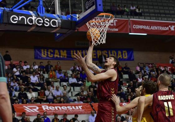 Artem Pustovyi entra a canasta en un encuentro del UCAM ante el Tenerife.