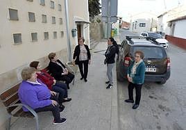 Un grupo de vecinos de Canara, una de las pedanías que se beneficiará del nuevo servicio, charlan, ayer, en la calle.
