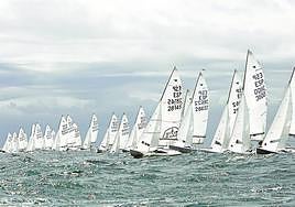 Regata de snipe en el Club Náutico de Valencia.