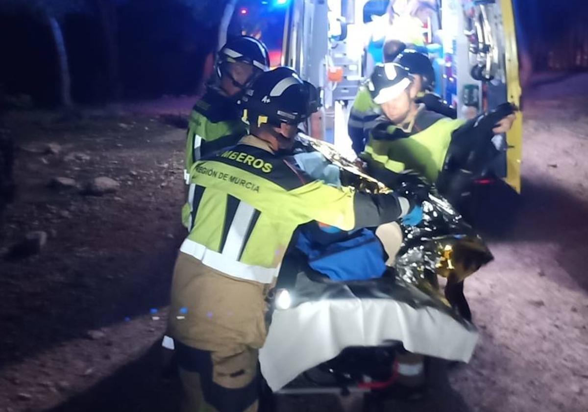 La excursionista accidentada en la camilla junto a los bomberos del CEIS.