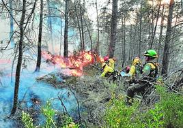 Efectivos desplazados desde la Región de Murcia, trabajando en la extinción del fuego cerca del embalse de Arenoso, en Castellón.