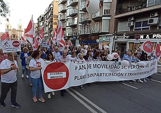 Inicio de la manifestación contra el Plan de Movilidad del Ayuntamiento de Murcia de este sábado.
