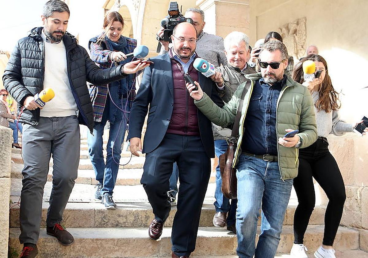 Pedro Antonio Sánchez, rodeado de periodistas, tras salir de los juzgados de Lorca en 2019.