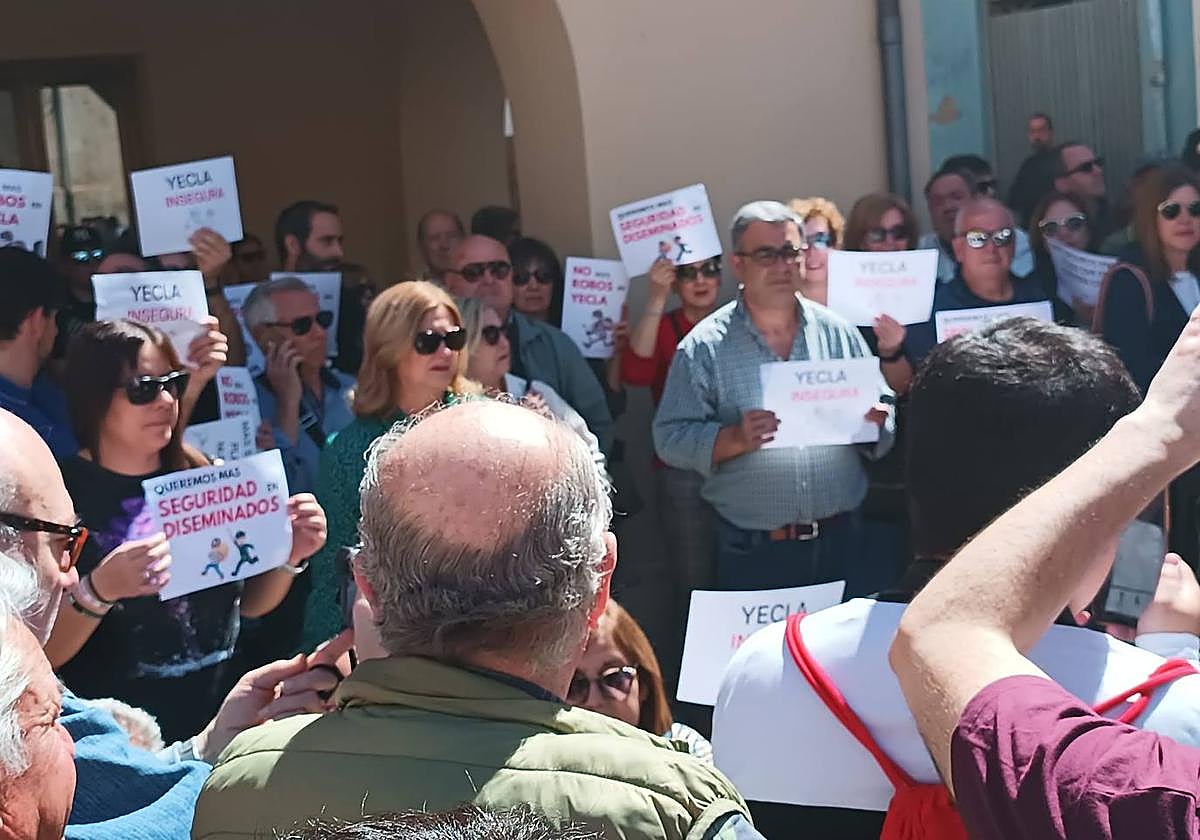 Manifestantes, este sábado, en Yecla.